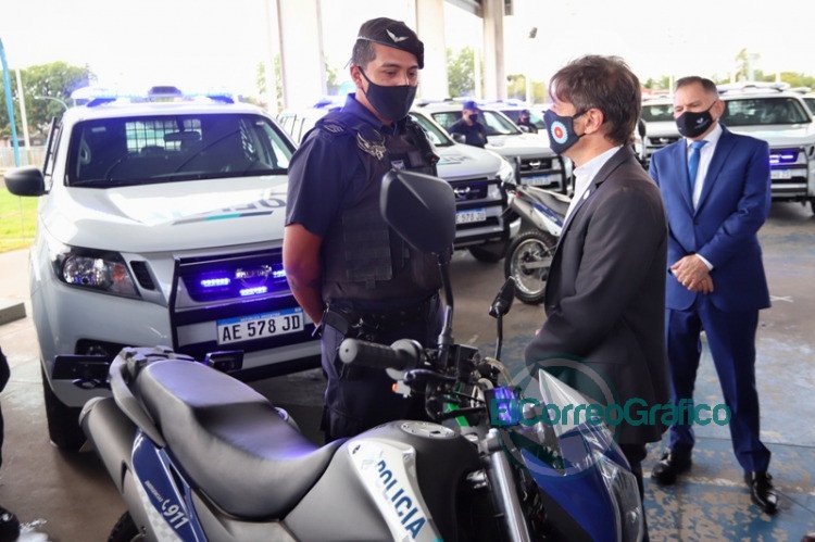 Kicillof Berni y Watson posaron para la foto con los nuevos patrulleros 2