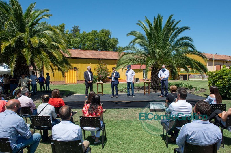 Kicillof entrego escrituras y visito un operativo de vacunacion de mayores de 70 anos en Roque Perez 3