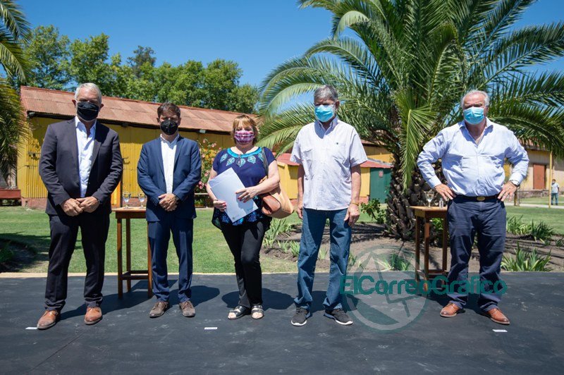 Kicillof entrego escrituras y visito un operativo de vacunacion de mayores de 70 anos en Roque Perez 5