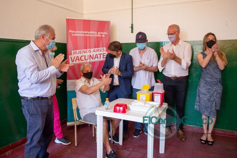 Kicillof entrego escrituras y visito un operativo de vacunacion de mayores de 70 anos en Roque Perez 6