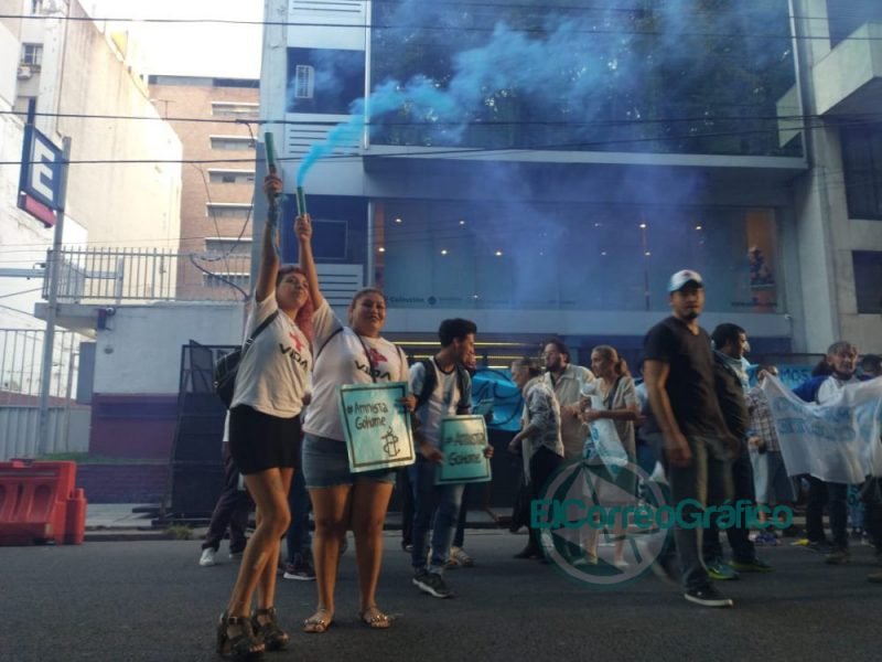 Manifestacion Celeste en la sede de Amnistia por financiar la ley de aborto 1