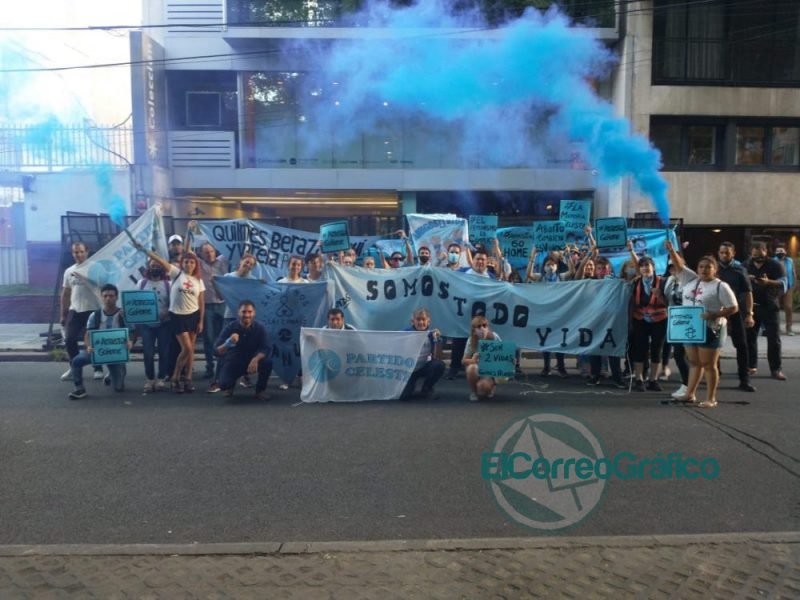 Manifestacion Celeste en la sede de Amnistia por financiar la ley de aborto 2