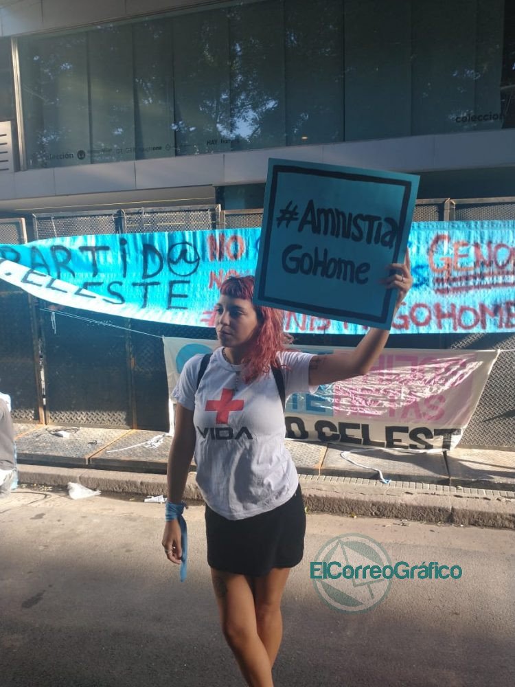 Manifestacion Celeste en la sede de Amnistia por financiar la ley de aborto 3