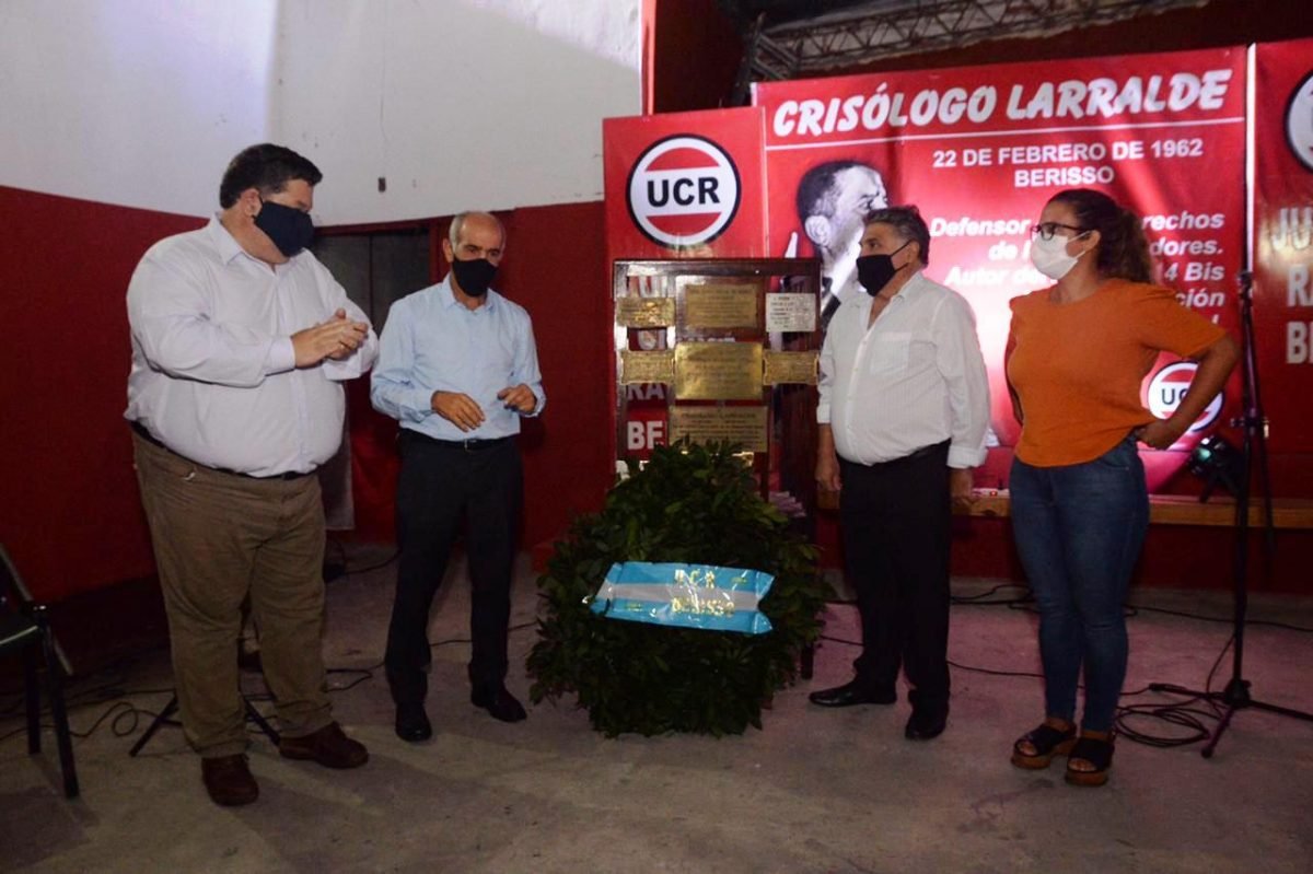 Radicales homenajearo a Larralde junto a Daniel Falvador 3