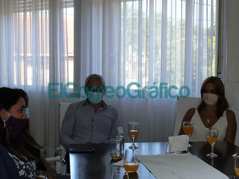 Cagliardi hizo pasear al a ministra bonaerense de Trabajo por el CFP 404 Cagliardi hizo pasear al a ministra bonaerense de Trabajo por el CFP 404 1