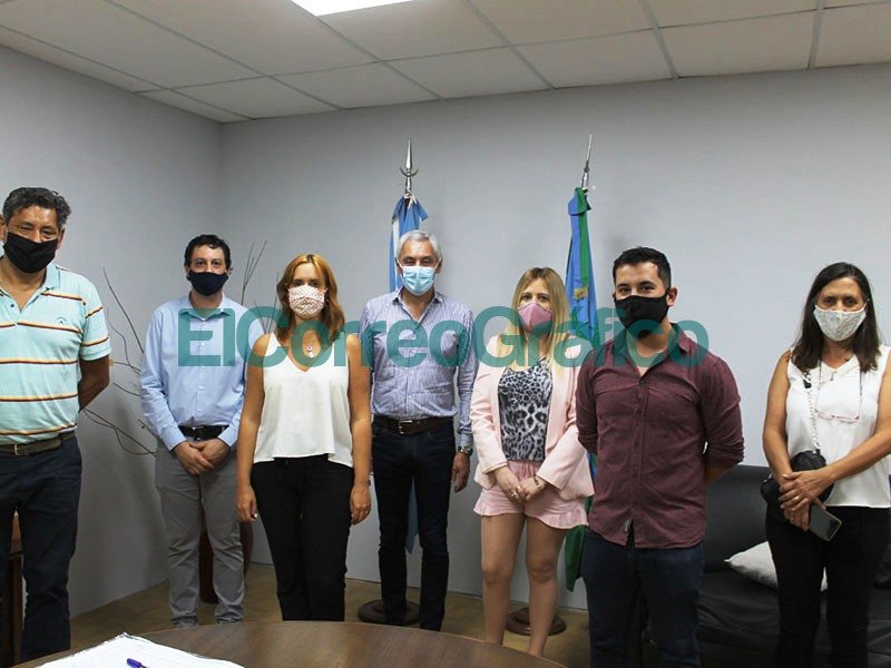 Cagliardi hizo pasear al a ministra bonaerense de Trabajo por el CFP 404 Cagliardi hizo pasear al a ministra bonaerense de Trabajo por el CFP 404 2
