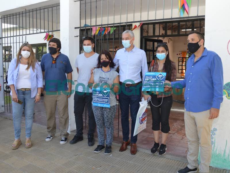 Cagliardi pasó por el Jardín 907 y vio pintar a cooperativistas de “Potenciar Trabajo” Cagliardi paso por el Jardin 907 y vio pintar a cooperativistas de Potenciar Trabajo 2
