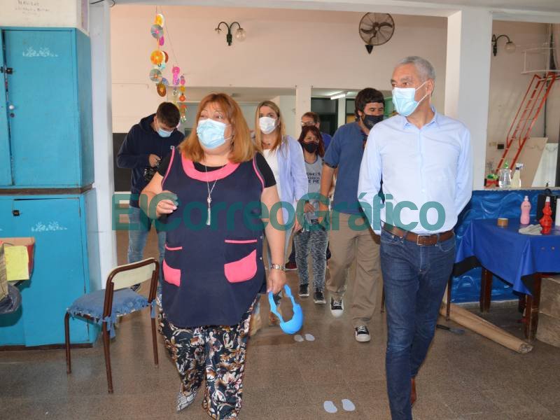 Cagliardi pasó por el Jardín 907 y vio pintar a cooperativistas de “Potenciar Trabajo” Cagliardi paso por el Jardin 907 y vio pintar a cooperativistas de Potenciar Trabajo 3