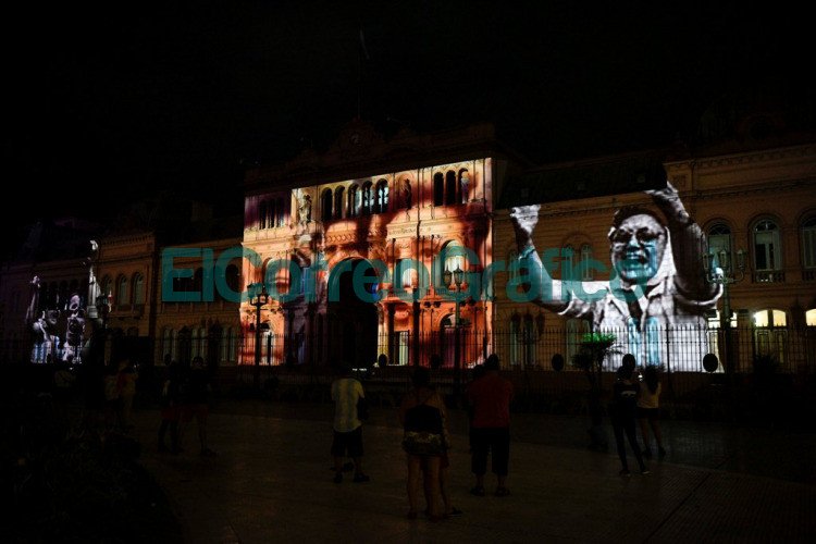 El Gobierno homenajeó a Madres y Abuelas de Plaza de Mayo con un mapping sobre la Casa Rosada El Gobierno homenajeo a Madres y Abuelas de Plaza de Mayo con un mapping sobre la Casa Rosada 2