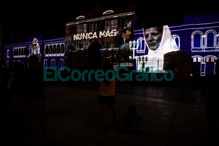 El Gobierno homenajeó a Madres y Abuelas de Plaza de Mayo con un mapping sobre la Casa Rosada El Gobierno homenajeo a Madres y Abuelas de Plaza de Mayo con un mapping sobre la Casa Rosada 3