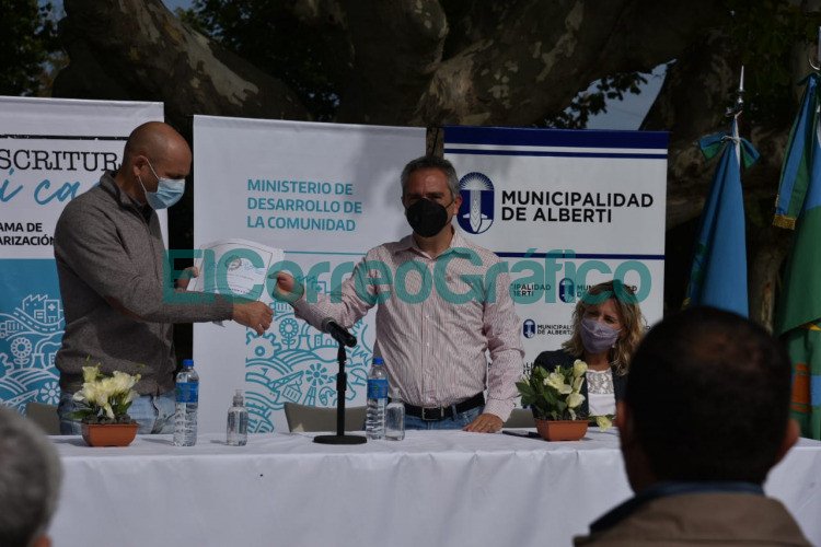 Se entregó 1.740 títulos de propiedad en 17 municipios bonaerenses Escrituras en Alberti 1