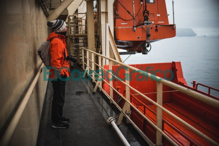 Estudiante de Ingeniería de la UNLP entre los guardianes de la Antártida Ezequiel Peschiera en el rompehielos ARA OCAlmirante Ir¡zarOCO