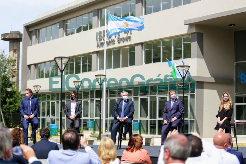Fernandez y Kicillof inauguraron el nuevo edificio de un instituto de formacion docente 6