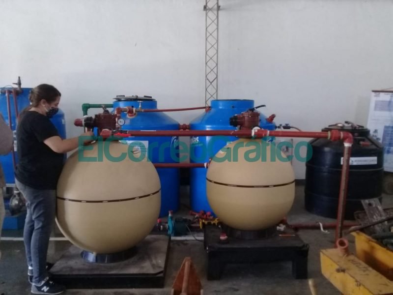 La ingeniera Eliana Berardozzi realizando controles a la planta