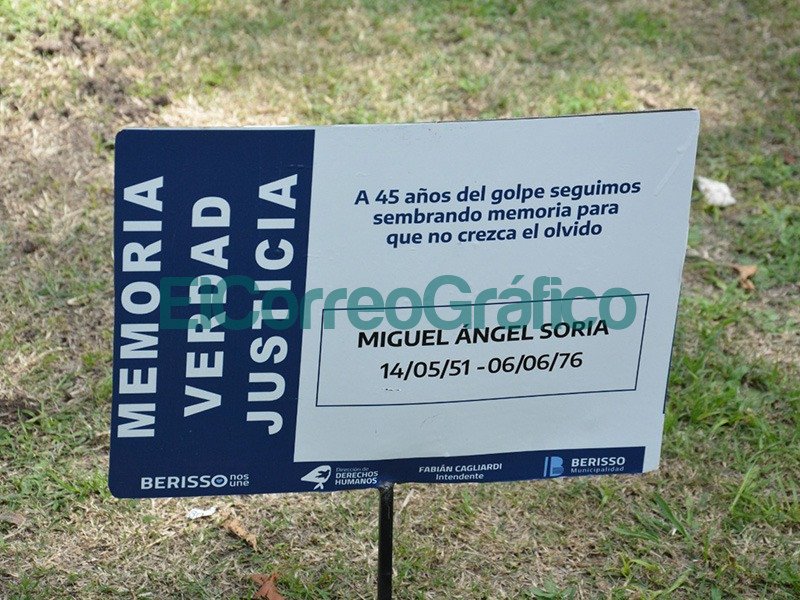 Plantacion de arboles en homenaje a los desaparecidos de la ciudad de Berisso 1