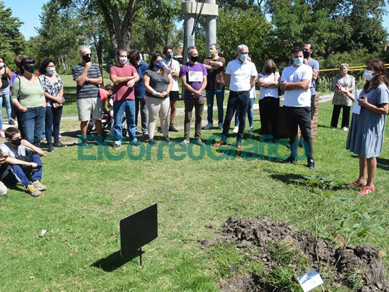 Plantacion de arboles en homenaje a los desaparecidos de la ciudad de Berisso 6