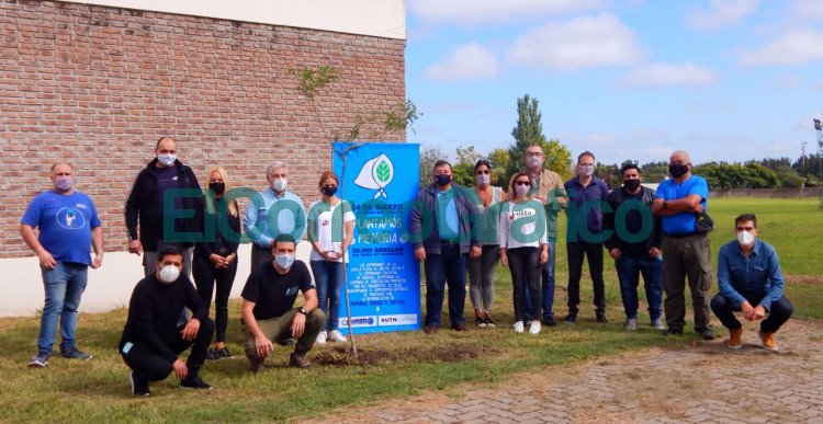 Plantacion de arboles en la UTN por el 45° Aniversario del golpe militar 1 Plantacion de arboles en la UTN por el 45° Aniversario del golpe militar 1