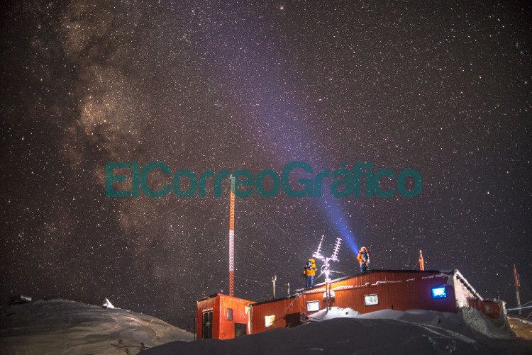 Estudiante de Ingeniería de la UNLP entre los guardianes de la Antártida Revision del estado de la antena de la estacion terrena