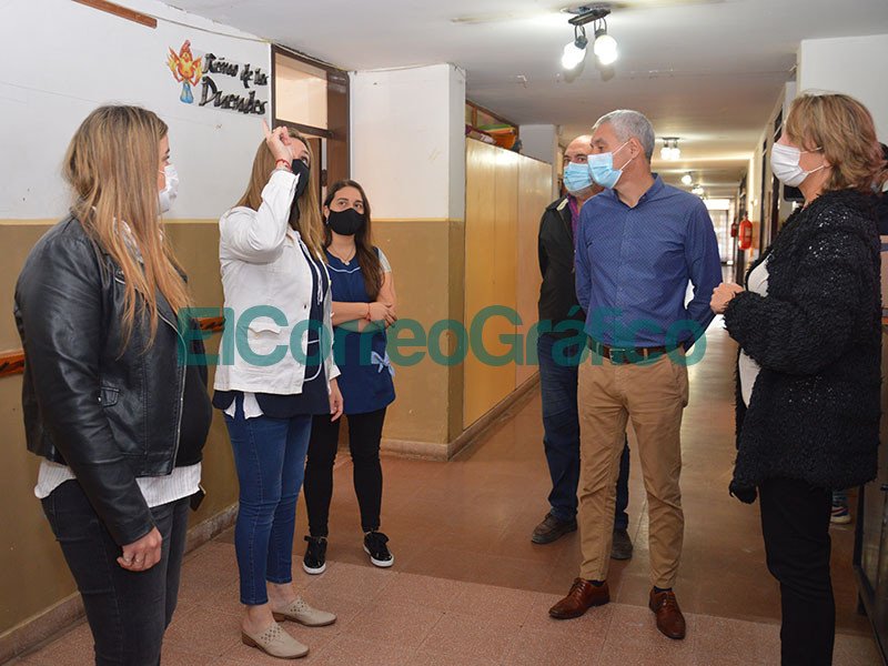 Cagliardi paseó por las obras que se ejecutan en el Jardín de Infantes N° 910 Cagliardi paseo por las obras que se ejecutan en el Jardin de Infantes N° 910 01