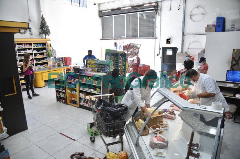 Clausuran supermercado en San Carlos que adulteraba los vencimientos de los alimentos 2