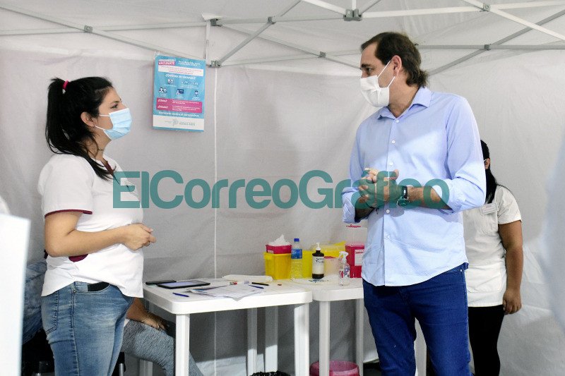 Comenzo la vacunacion contra el coronavirus en el Polideportivo de Los Hornos 1