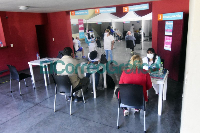 Comenzo la vacunacion contra el coronavirus en el Polideportivo de Los Hornos 2