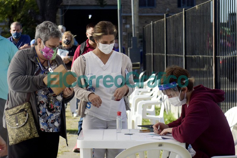 Comenzo la vacunacion contra el coronavirus en el Polideportivo de Los Hornos 5