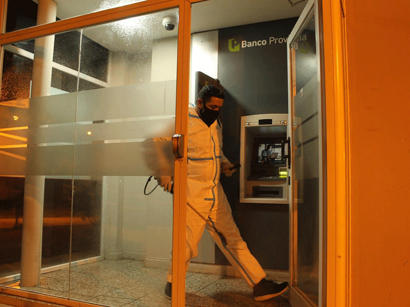 Continuan la desinfeccion en el centro de Berisso 2