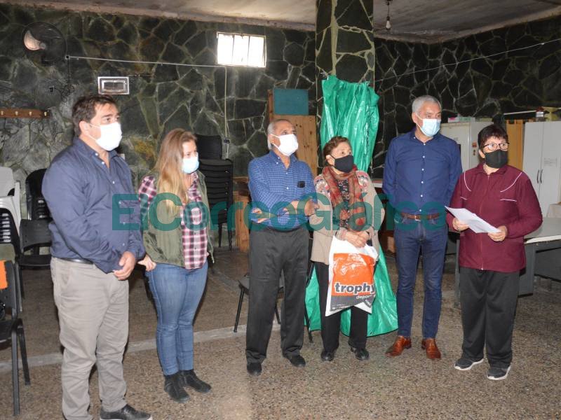 El Centro de Tercera Edad Hermandad recibio un subsidio del PAMI 3