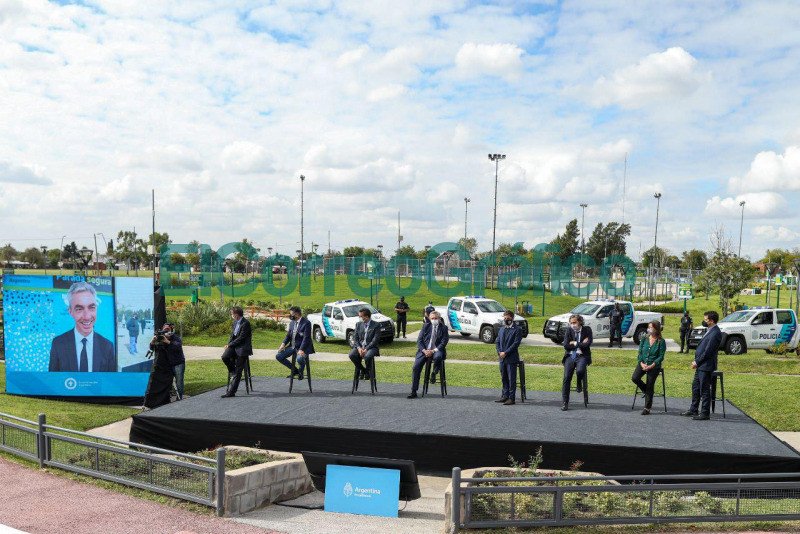 Fernandez anuncio la instalacion de 4.000 paradas con dispositivos de seguridad en 43 municipios bonaerenses 2