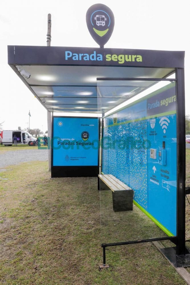 Fernandez anuncio la instalacion de 4.000 paradas con dispositivos de seguridad en 43 municipios bonaerenses 6
