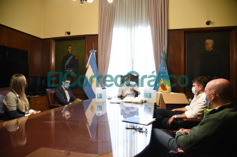 Garro recibio a representantes de una drogueria quienes donaron barbijos y alcohol en gel 1
