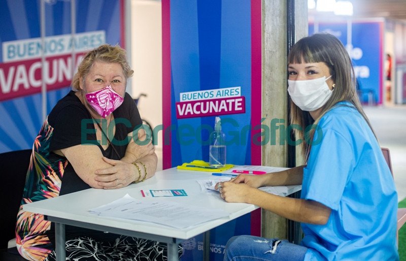 Kicillof Teresa Garcia y Achaval visitaron un operativo de vacunacion en Pilar 5