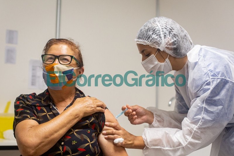 Kicillof Teresa Garcia y Achaval visitaron un operativo de vacunacion en Pilar 6