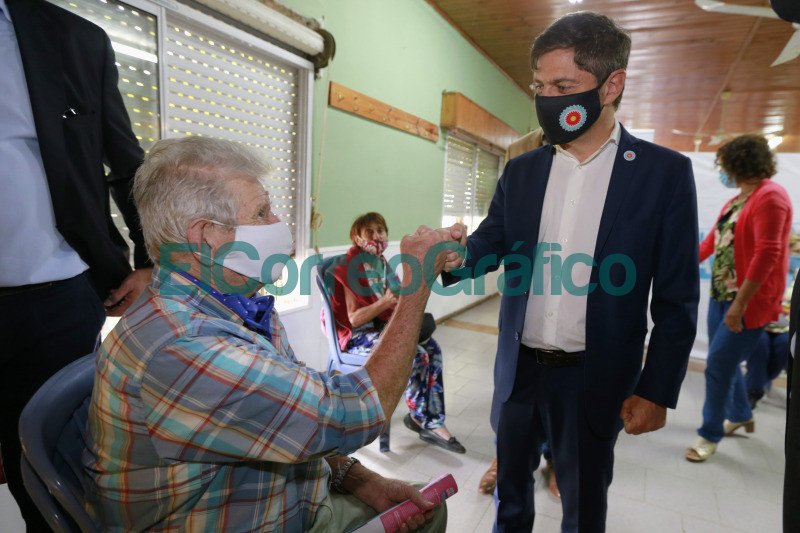Kicillof paseo por un operativo de vacunacion en Magdalena 5