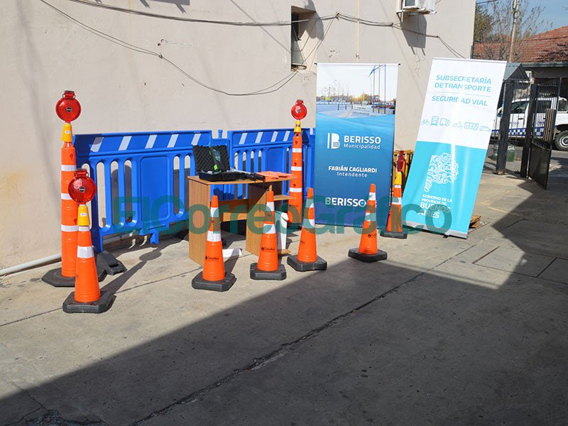 Cagliardi recibio un alcoholimetro y kit de seguridad vial 3