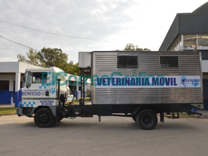 Cagliardi reciclo un camion para realizar un movil veterinario 2