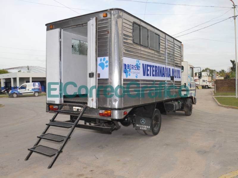 Cagliardi reciclo un camion para realizar un movil veterinario 3
