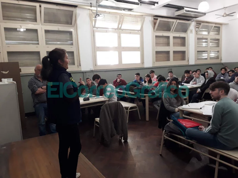 Charla de promotora ambiental en un aula de la Facultad de Ingenieria para la visibilizacion del trabajo cartonero.