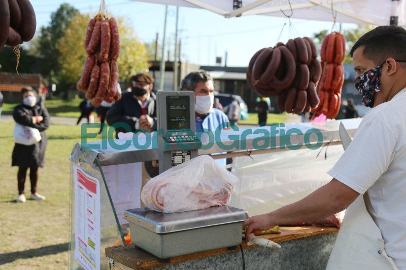 Con gran exito debuto la Feria Municipal en Los Hornos 2