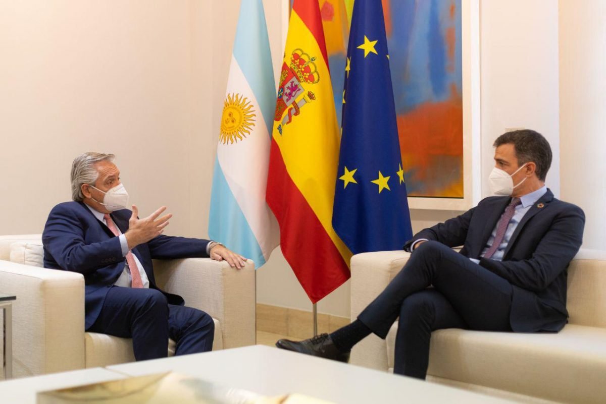 Fernández con el Rey Felipe VI de España y con el presidente Pedro Sánchez Fernandez con el Rey Felipe VI de Espana y con el presidente Pedro Sanchez 1