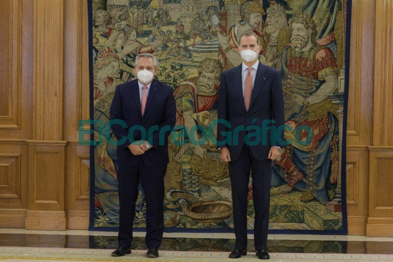 Fernández con el Rey Felipe VI de España y con el presidente Pedro Sánchez Fernandez con el Rey Felipe VI de Espana y con el presidente Pedro Sanchez 3