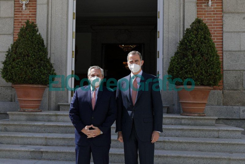 Fernández con el Rey Felipe VI de España y con el presidente Pedro Sánchez Fernandez con el Rey Felipe VI de Espana y con el presidente Pedro Sanchez 4