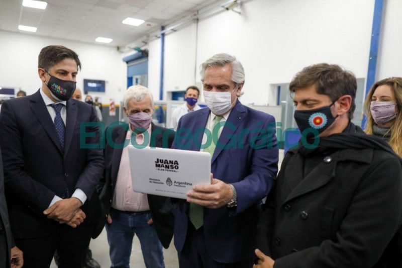 Fernández entregó de netbooks a estudiantes y mostró su despecho contra la Corte Suprema Fernandez entrego de netbooks a estudiantes y mostro su despecho contra la Corte Suprema 2