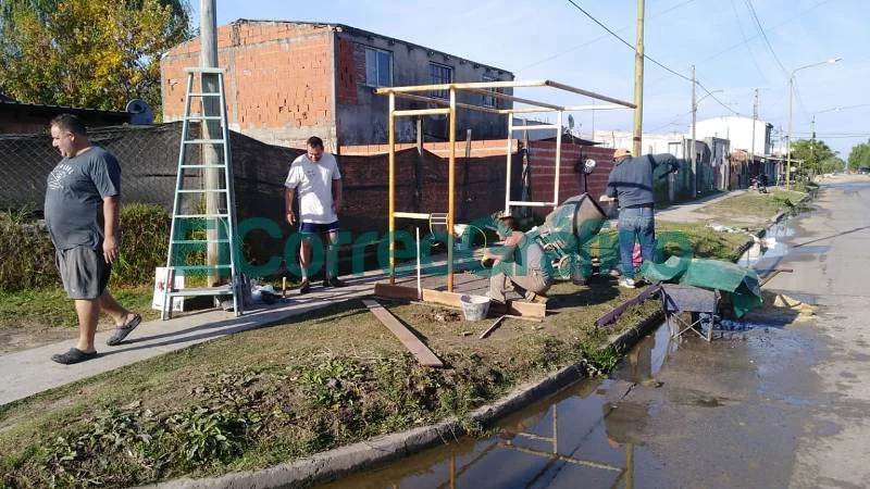 Los vecinalista de VAMOS instalaron 2 paradas de colectivos 04