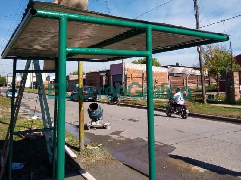 Los vecinalista de VAMOS instalaron 2 paradas de colectivos 07