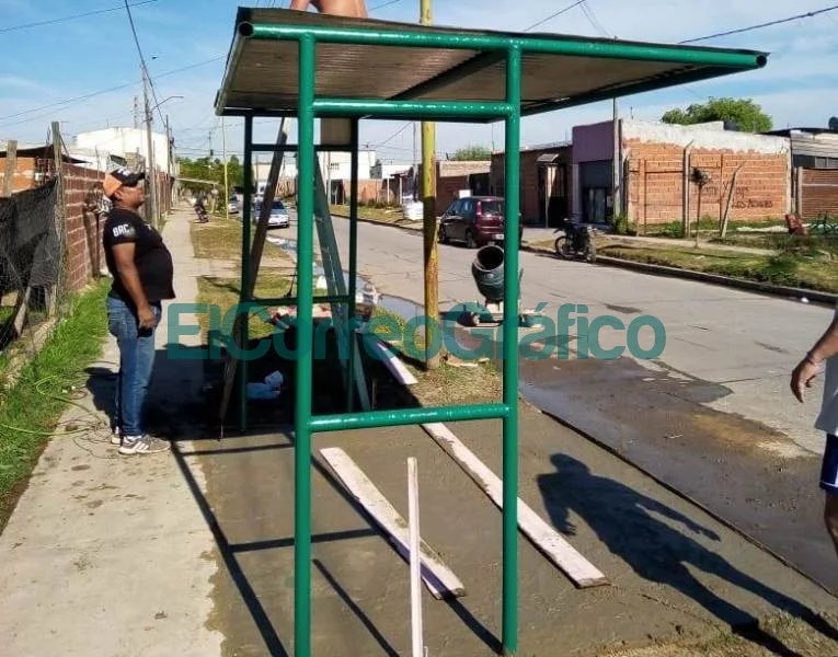 Los vecinalista de VAMOS instalaron 2 paradas de colectivos 08