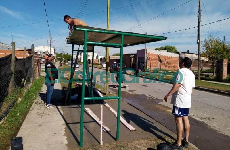 Los vecinalista de VAMOS instalaron 2 paradas de colectivos 10