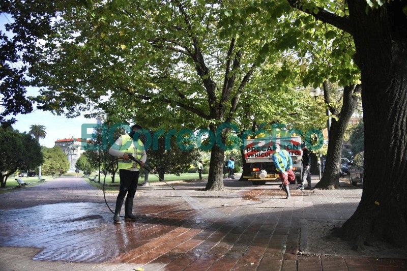 Realizan tareas de hidrolavado y desinfeccion en espacios verdes 1