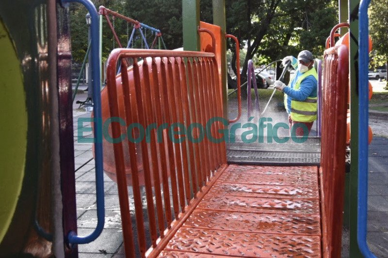 Realizan tareas de hidrolavado y desinfeccion en espacios verdes 3